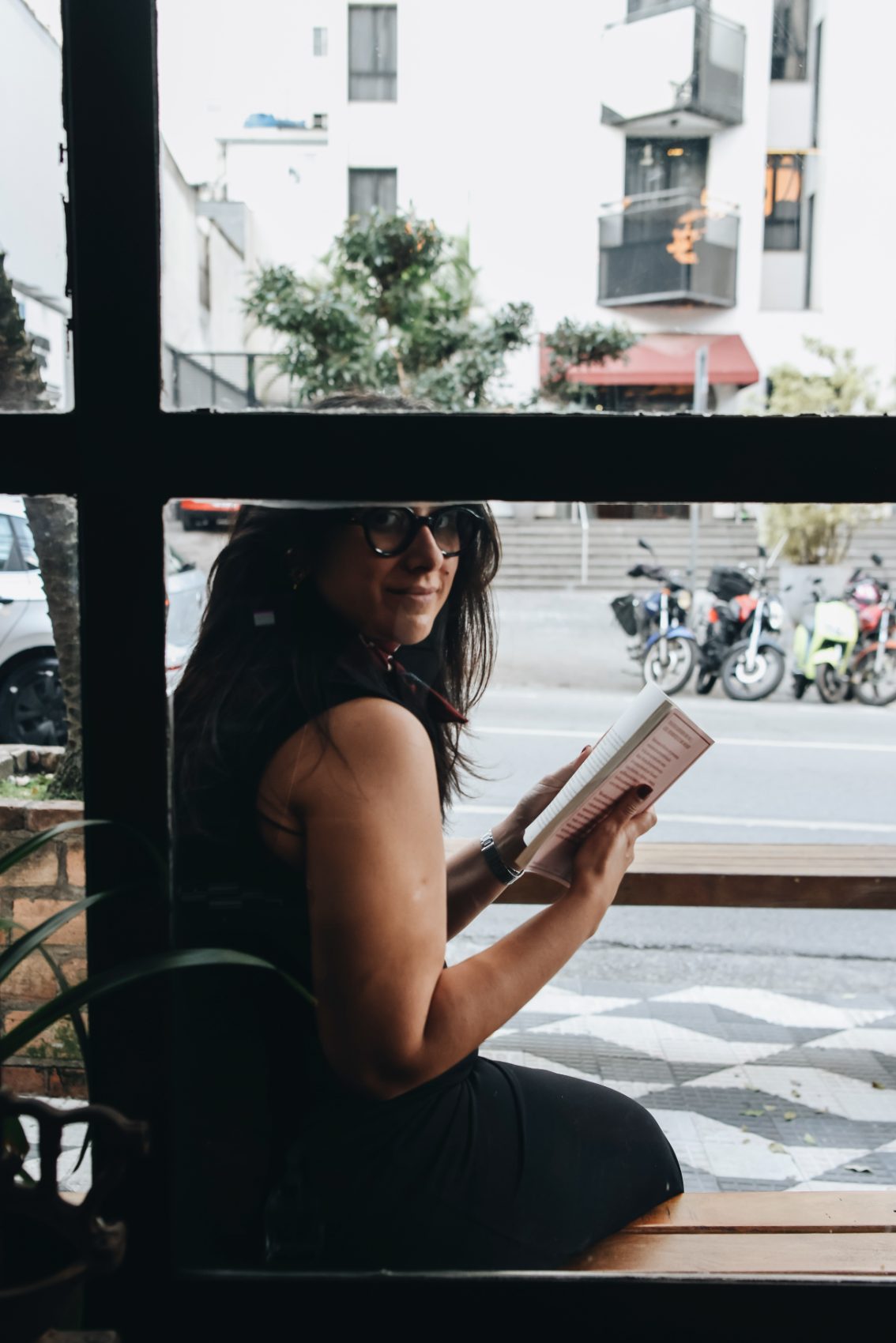 Mariana Barros lendo, vista da rua