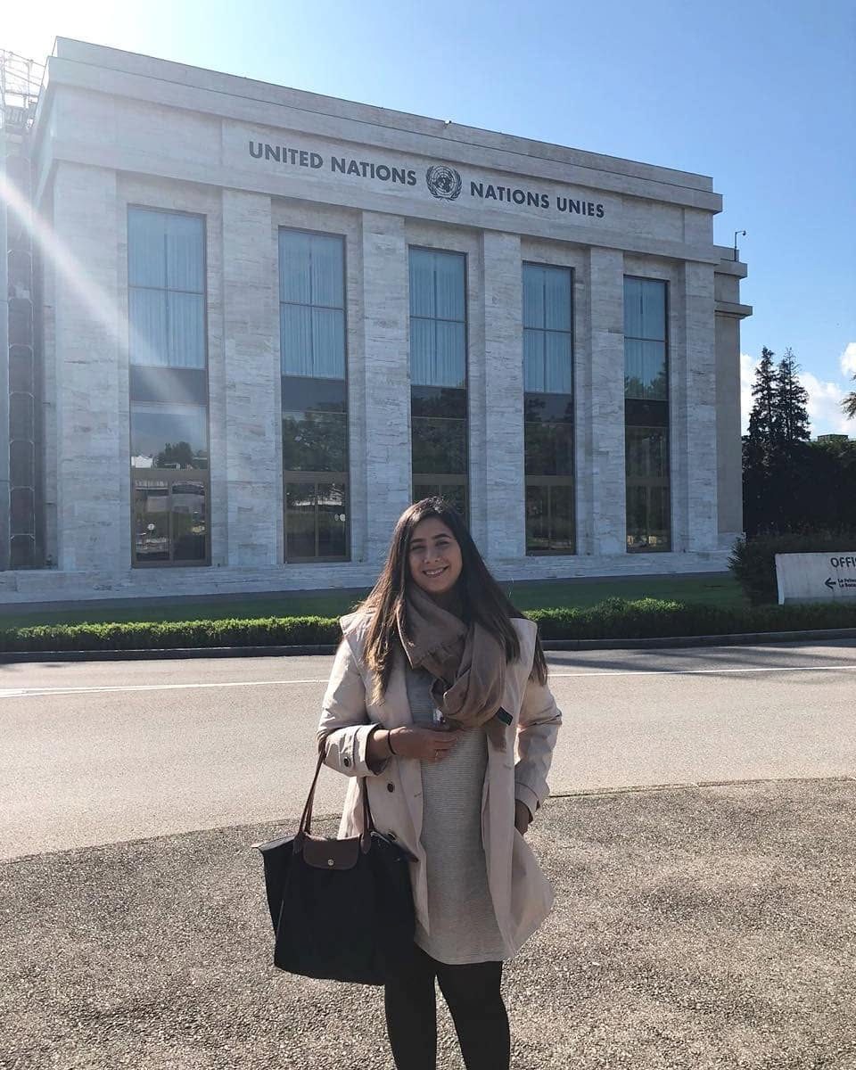 Mariana Barros em frente à sede das Nações Unidas, em Genebra